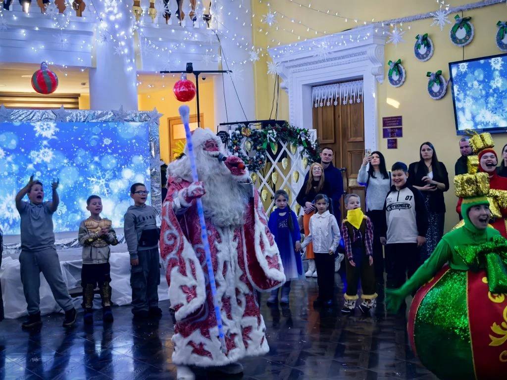 Волшебные часы спешат навстречу: в Находке подарили Новый год детям героев Волшебные часы спешат навстречу: в Находке подарили Новый год детям героев