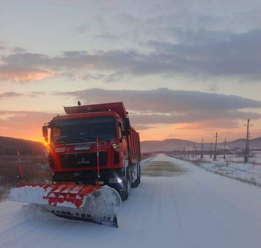 Филиал «Тернейский» проводит работы по снегоочистке проезжей части и обочин, а также противогололедной обработке на участках: