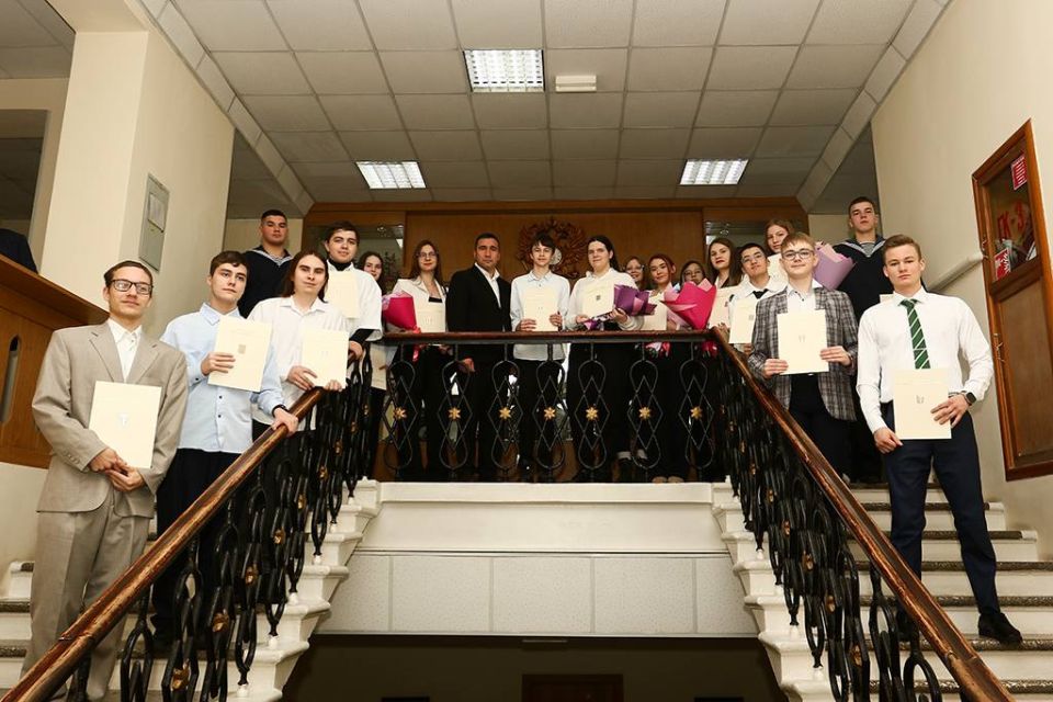 Талантливая молодежь Находки получила стипендии главы городского округа