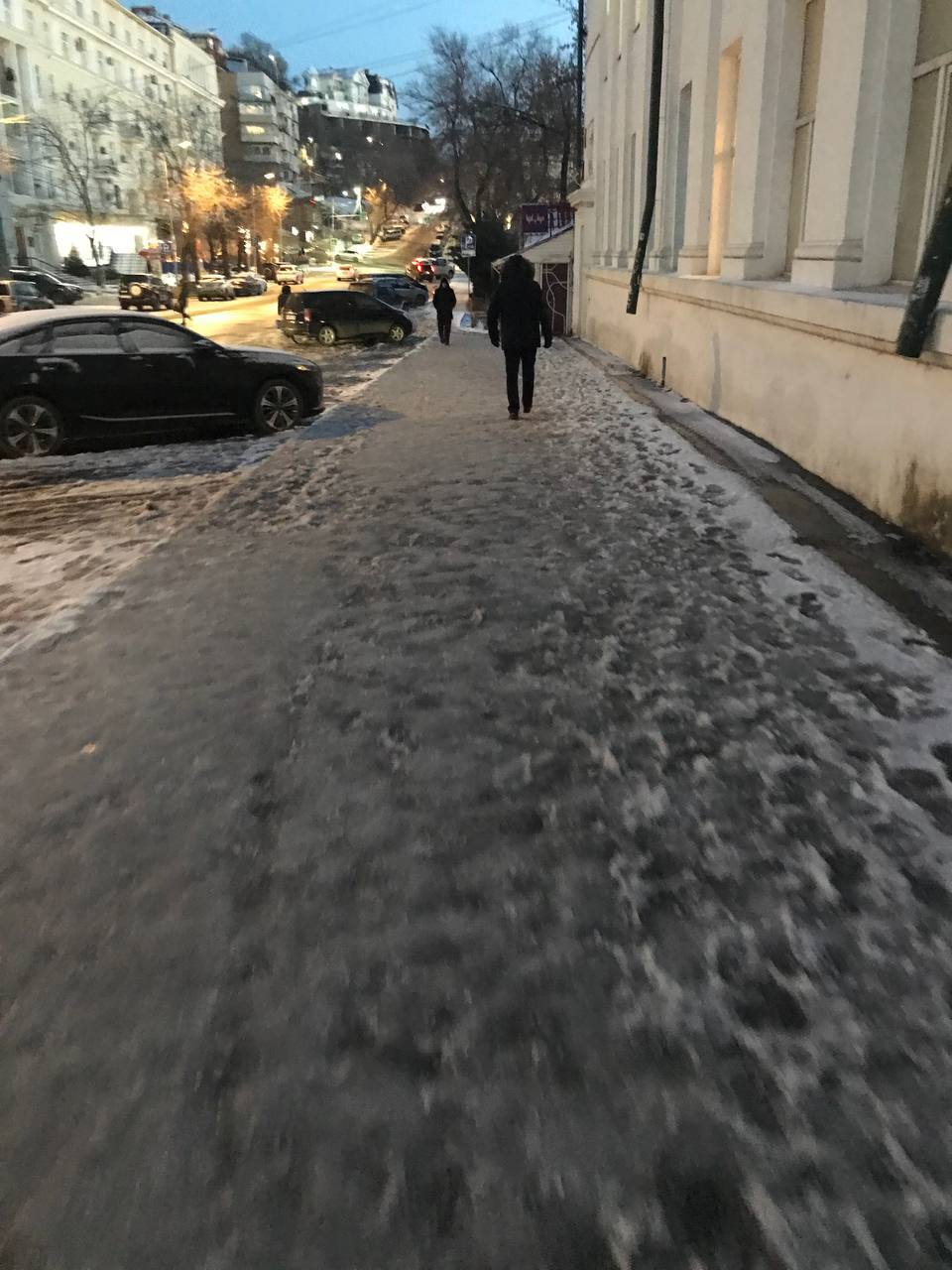 Дороги Владивостока превратились в лед