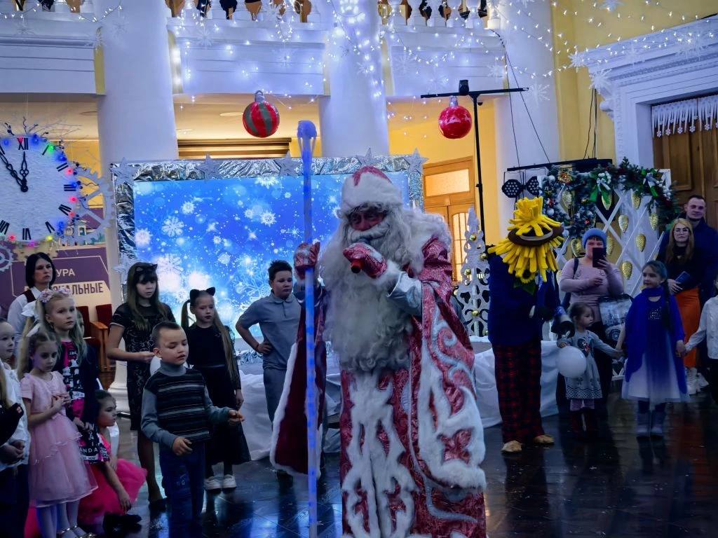 Волшебные часы спешат навстречу: в Находке подарили Новый год детям героев Волшебные часы спешат навстречу: в Находке подарили Новый год детям героев