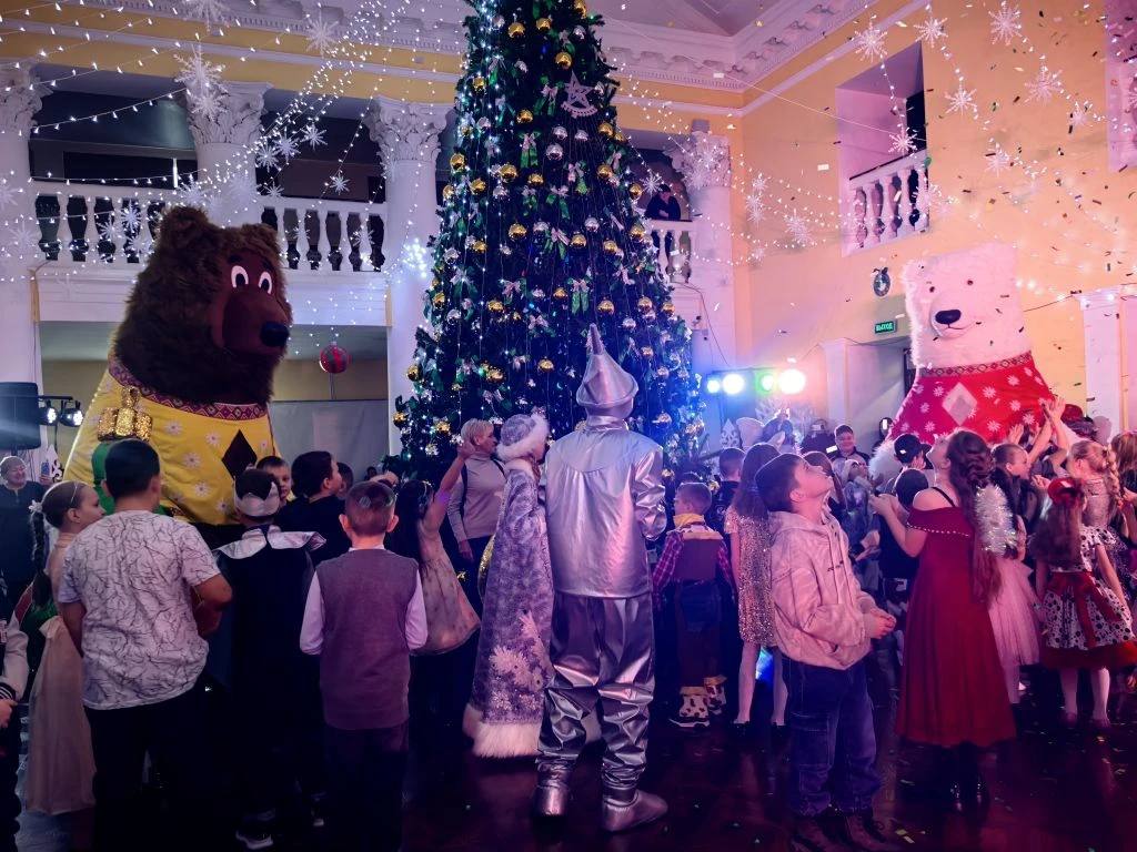 Волшебные часы спешат навстречу: в Находке подарили Новый год детям героев Волшебные часы спешат навстречу: в Находке подарили Новый год детям героев