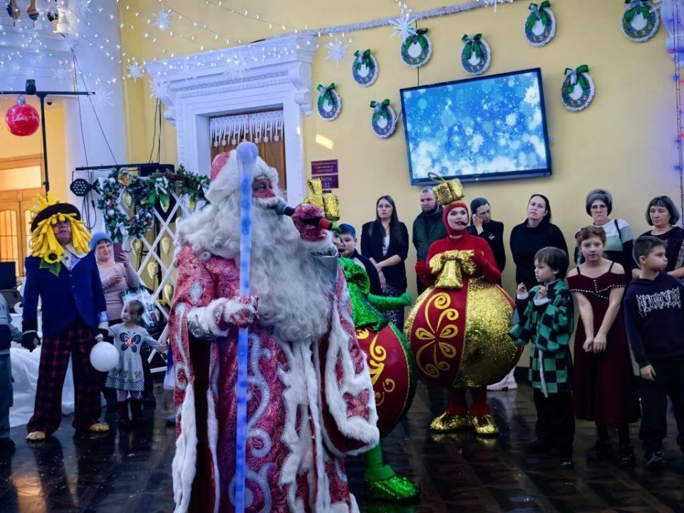 Волшебные часы спешат навстречу: в Находке подарили Новый год детям героев