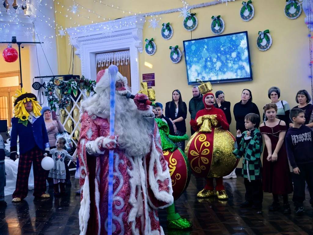 Волшебные часы спешат навстречу: в Находке подарили Новый год детям героев