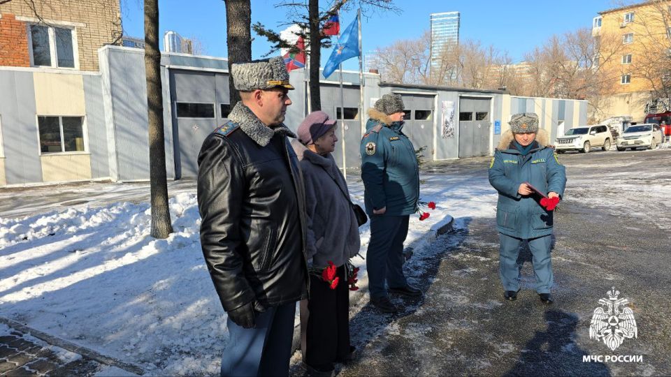 Память, отлитая в бронзе. Во Владивостоке состоялась торжественная церемония, посвящённая памяти пожарного, отдавшего жизнь при исполнении служебного долга