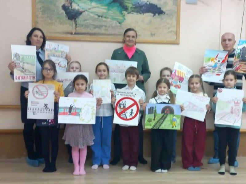 Во Владивостоке сотрудники транспортной полиции вручили грамоты детям за участие в конкурсе рисунка «Безопасная дорога»