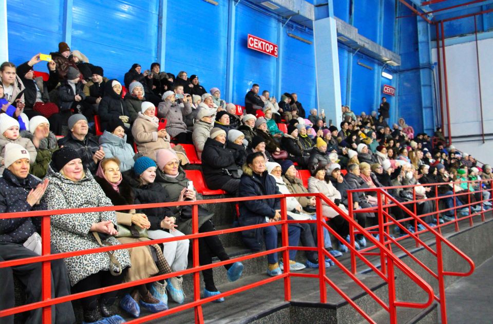 ФИГУРНЫЙ НОВОГОДНИЙ ЛЁД. Шоу «Время чудес» прошло на Ледовой арене города