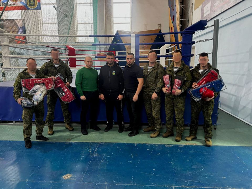 Представители Федерации Бокса Приморского края передали военной части 155 бригады морской пехоты спортивное снаряжение и экипировку