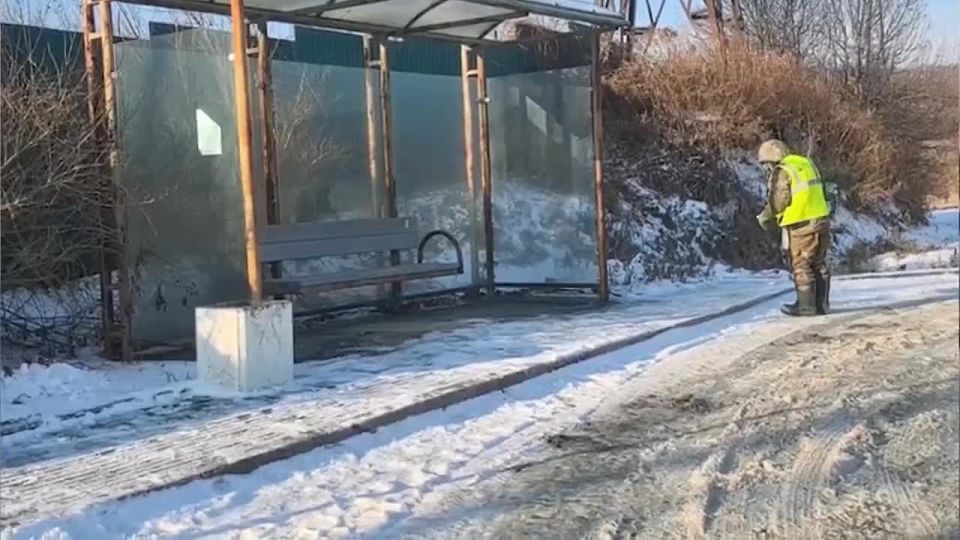 Дорожники Владивостока в борьбе с наледью, образовавшейся после непогоды, используют сразу несколько видов реагентов