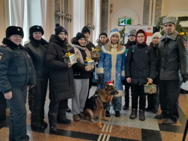В Ижевске сотрудники транспортной полиции организовали для учащихся подшефной школы праздничное мероприятие