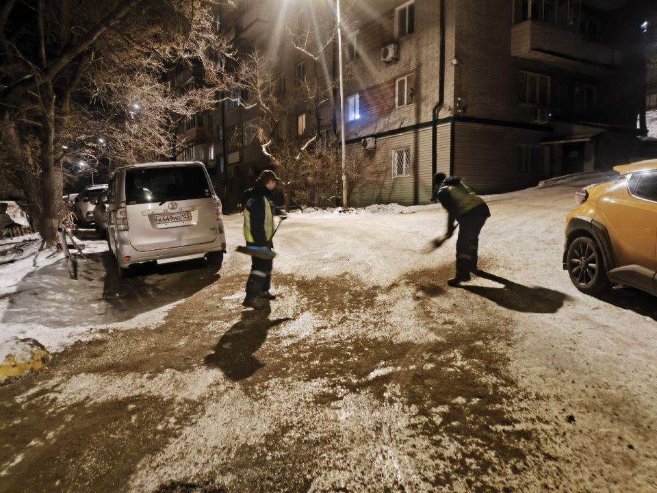 Круглосуточно дорожная служба ведёт обработку пешеходных зон