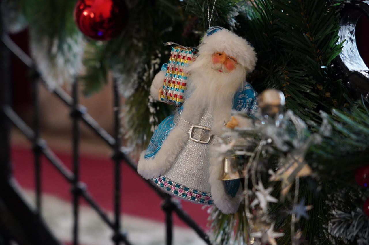 Мечты сбываются: подарки с «Елки желаний» спешат к ребятам