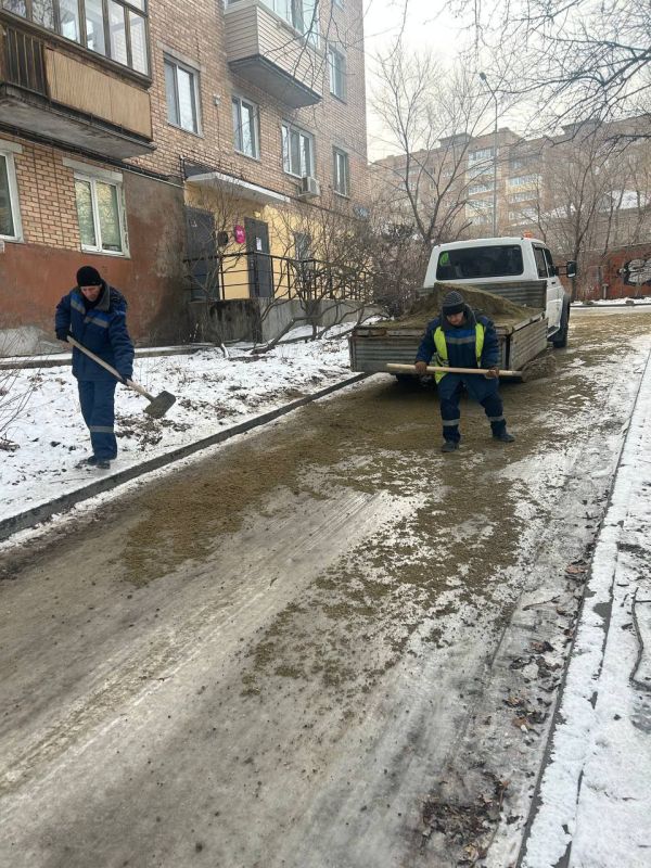 Дорожники Владивостока просят автомобилистов, припарковавших свой транспорт на подъездах к площадкам ТБО, убрать машины