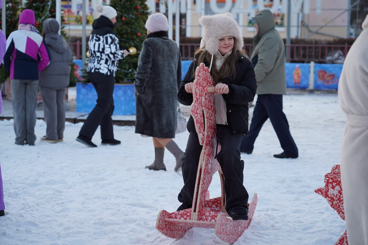 Новогодняя сказка началась! Сегодня на центральной площади Уссурийска торжественно открылся зимний городок Новогодняя сказка началась! Сегодня на центральной площади Уссурийска торжественно открылся зимний городок