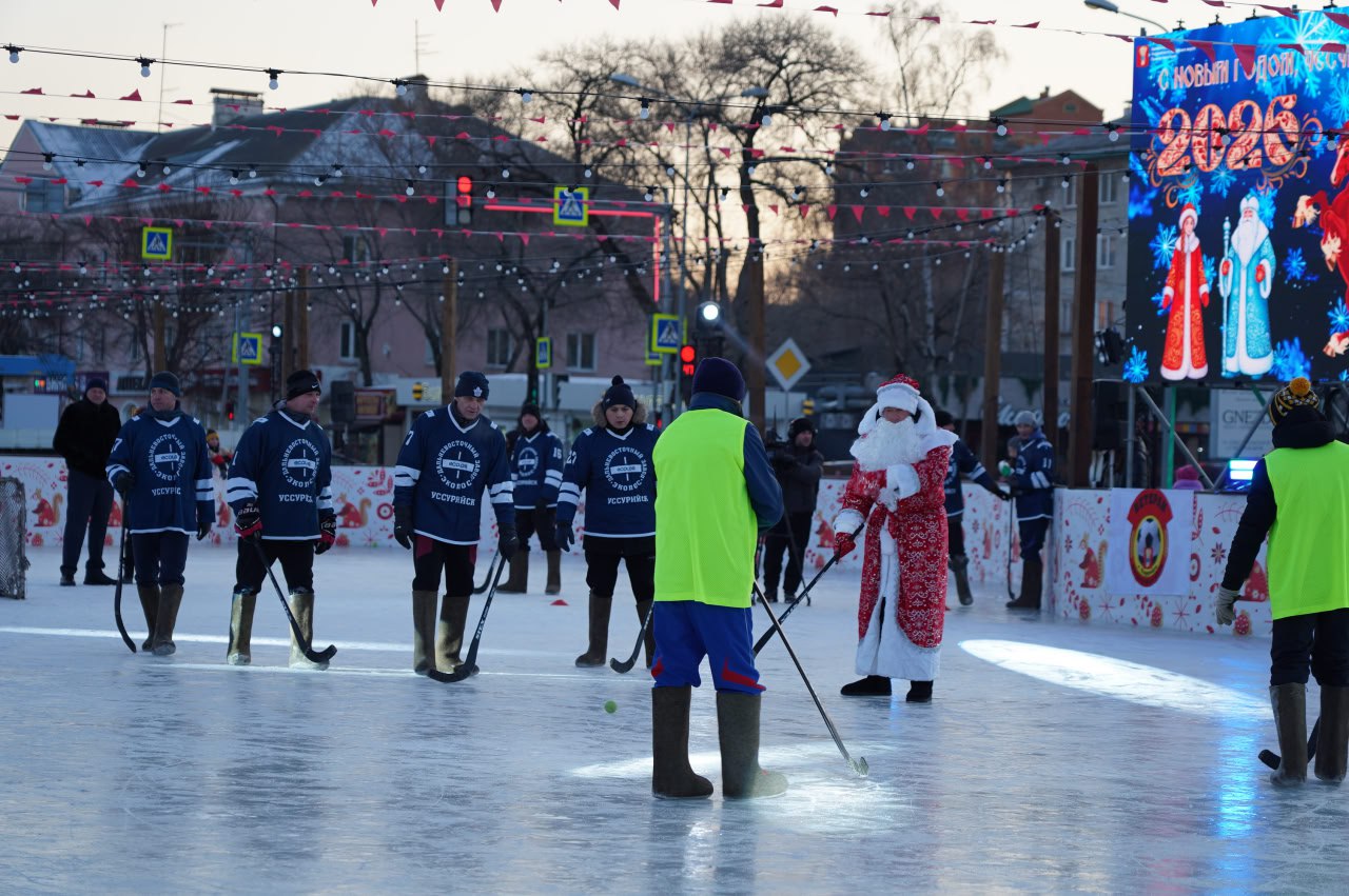 Новогодняя сказка началась! Сегодня на центральной площади Уссурийска торжественно открылся зимний городок Новогодняя сказка началась! Сегодня на центральной площади Уссурийска торжественно открылся зимний городок