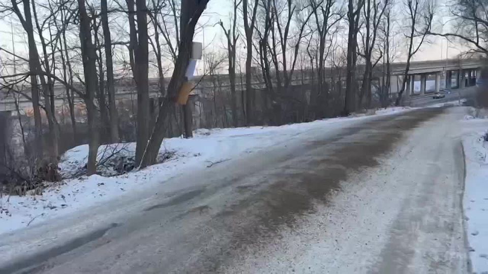 За минувшие сутки во Владивостоке бригады дорожников службы «Содержание городских территорий» обработали реагентами: