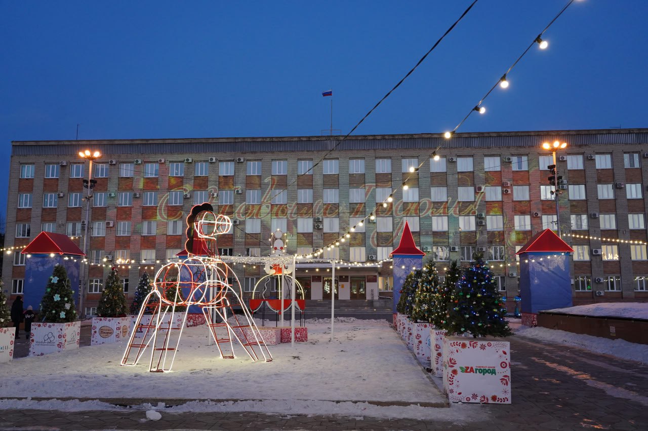 Новогодняя сказка началась! Сегодня на центральной площади Уссурийска торжественно открылся зимний городок Новогодняя сказка началась! Сегодня на центральной площади Уссурийска торжественно открылся зимний городок
