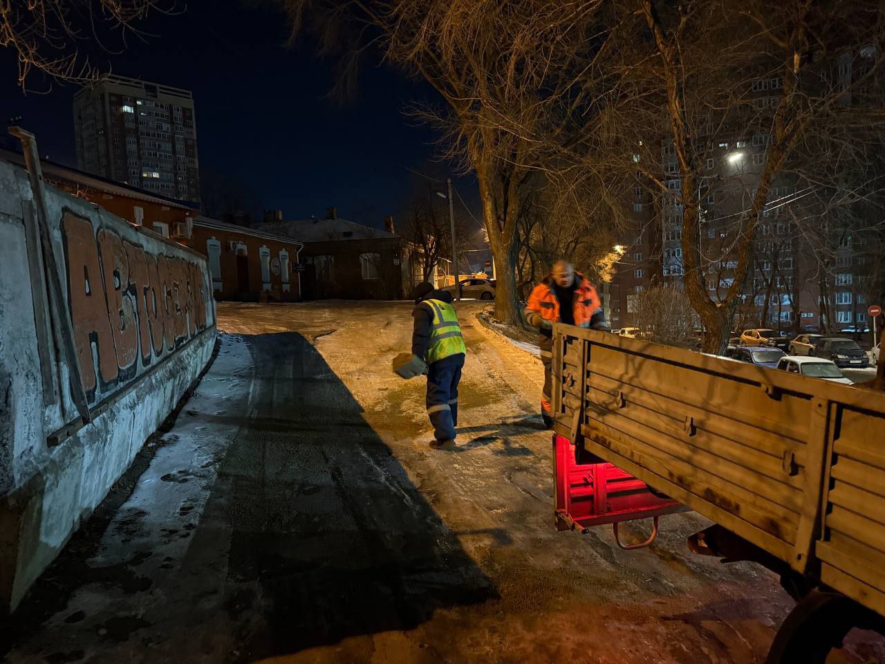 За минувшие сутки во Владивостоке бригады дорожников службы «Содержание городских территорий» обработали реагентами: За минувшие сутки во Владивостоке бригады дорожников службы «Содержание городских территорий» обработали реагентами: