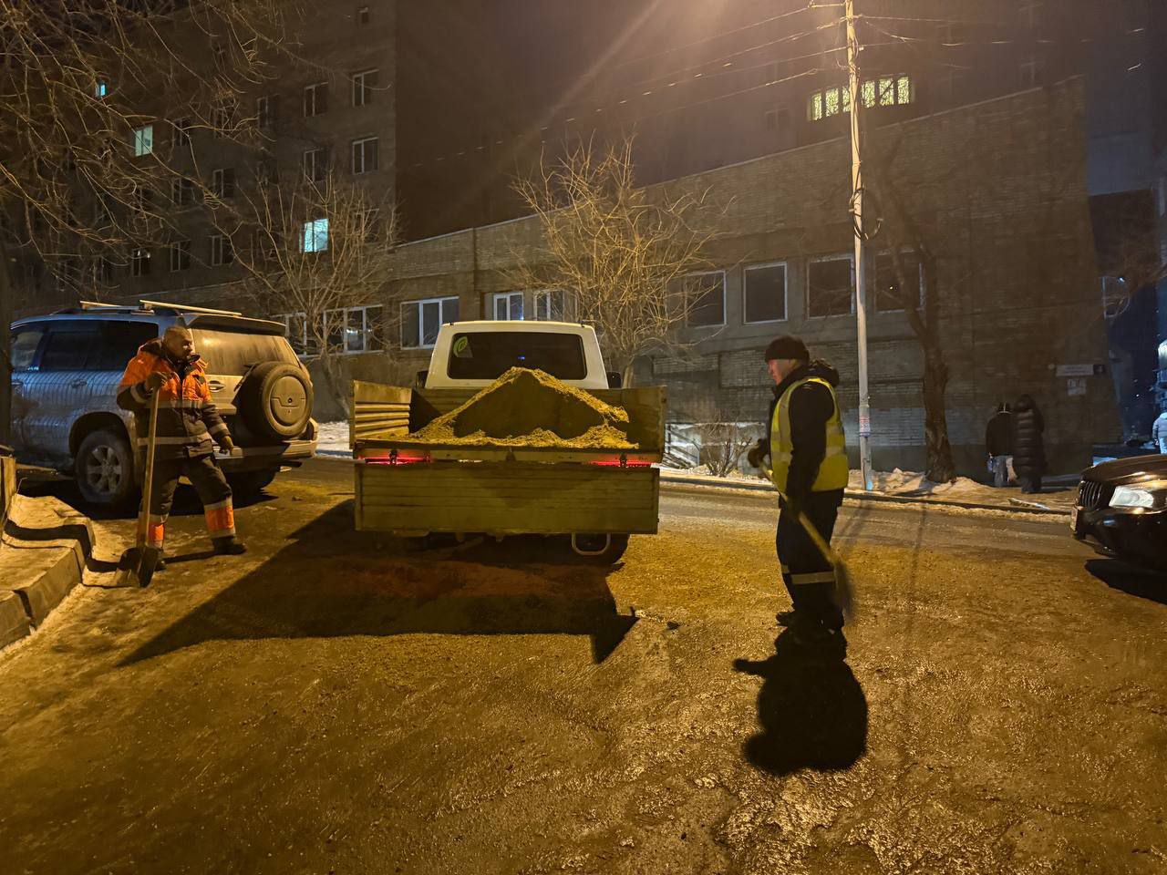 За минувшие сутки во Владивостоке бригады дорожников службы «Содержание городских территорий» обработали реагентами: За минувшие сутки во Владивостоке бригады дорожников службы «Содержание городских территорий» обработали реагентами: