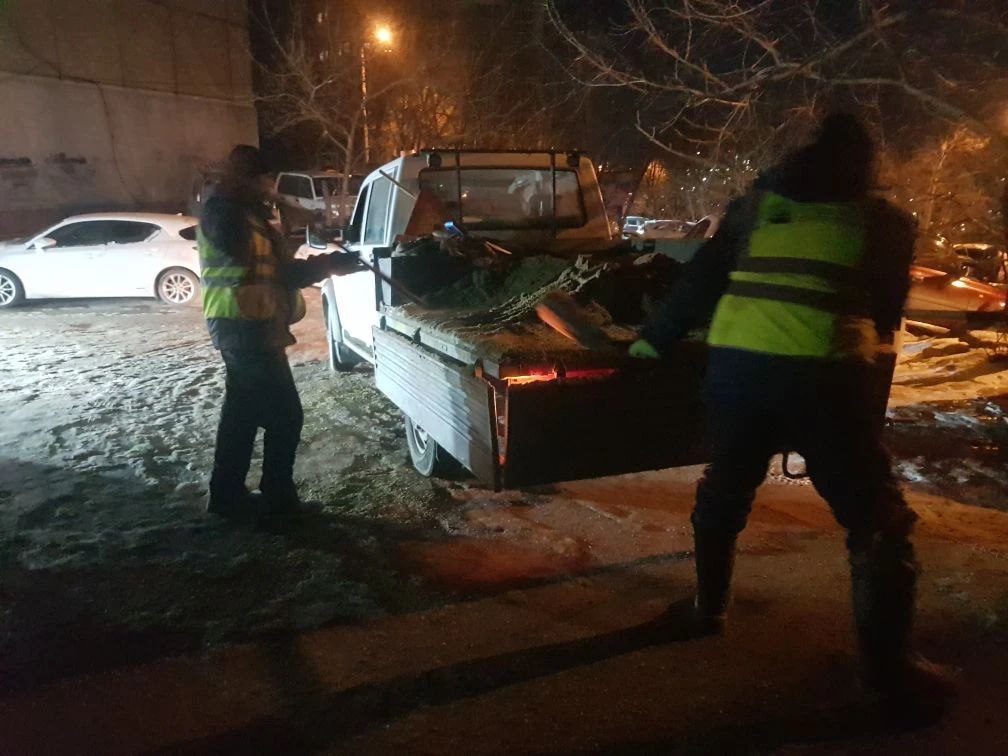 За минувшие сутки во Владивостоке бригады дорожников службы «Содержание городских территорий» обработали реагентами: За минувшие сутки во Владивостоке бригады дорожников службы «Содержание городских территорий» обработали реагентами: