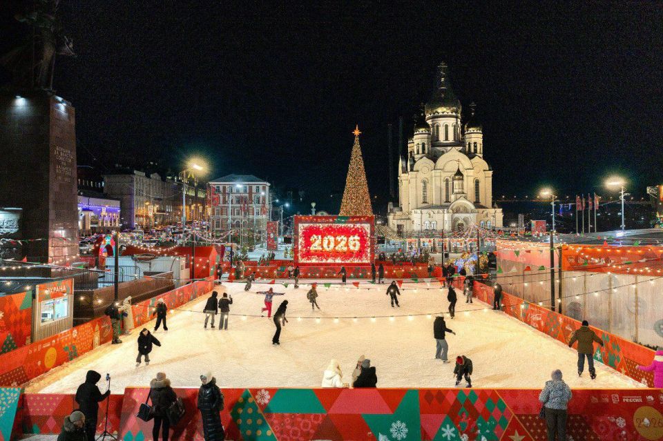 На центральной площади Владивостока работает каток