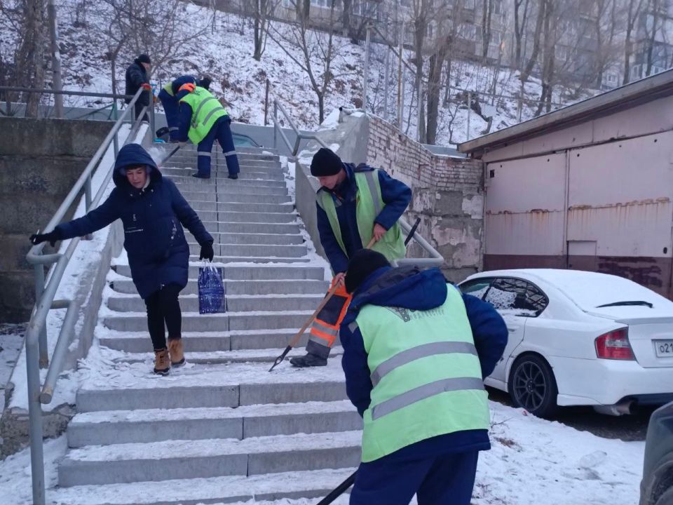 Бригады муниципальных предприятий «Содержание городских территорий», «Зелёный Владивосток» и подрядных организаций продолжают наводить порядок в городе после прошедшего снега с дождём