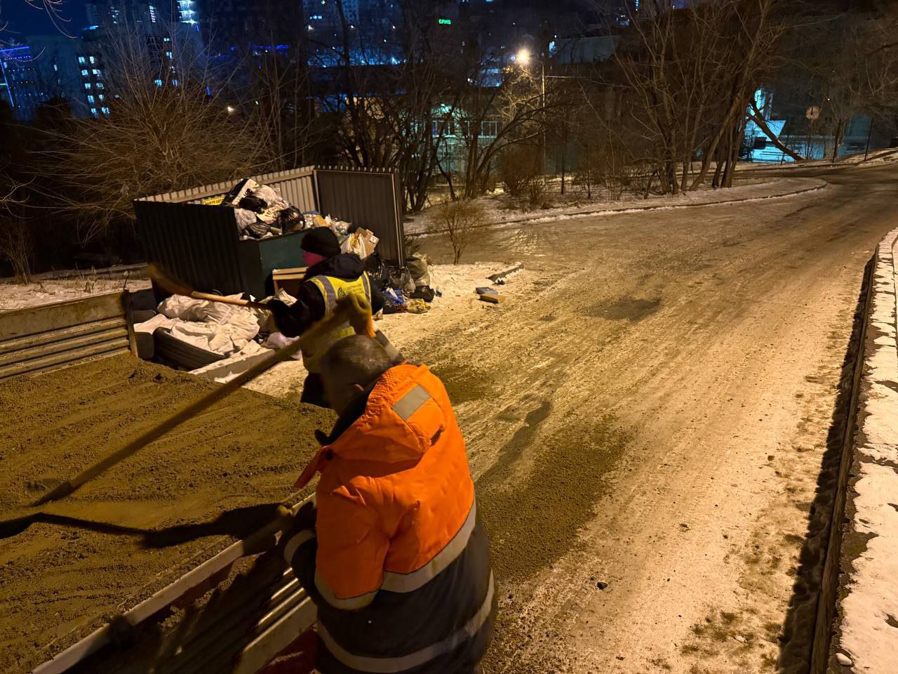 За минувшие сутки во Владивостоке бригады дорожников службы «Содержание городских территорий» обработали реагентами: За минувшие сутки во Владивостоке бригады дорожников службы «Содержание городских территорий» обработали реагентами: