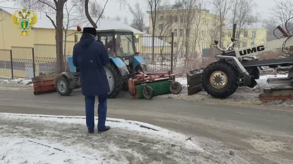Прокуратура контролирует устранение зимней скользкости на дорогах и тротуарах в Артеме