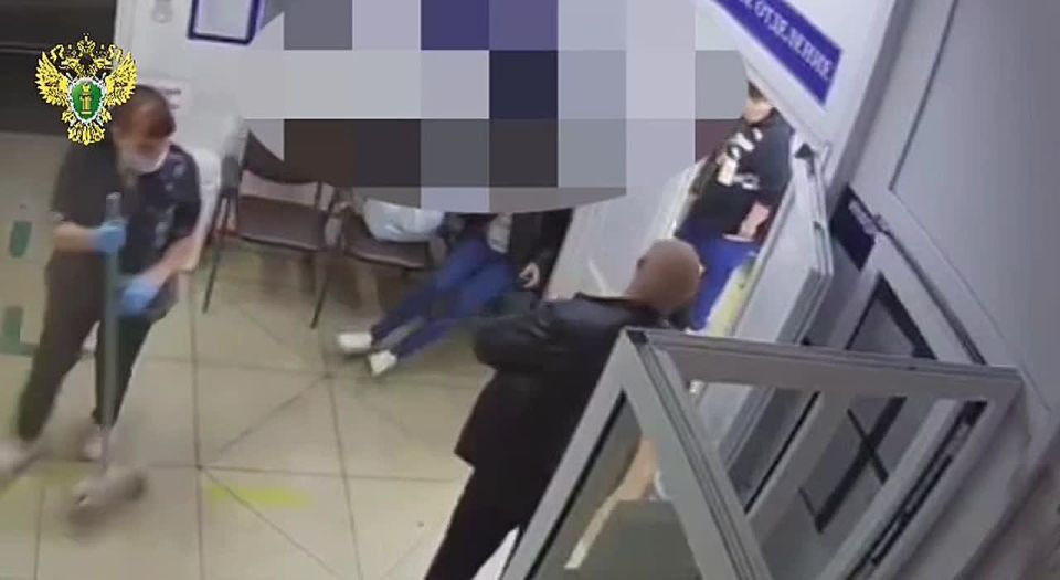 В Артёме прокуратура направила в суд уголовное дело о хулиганстве с угрозой применения оружия в больнице