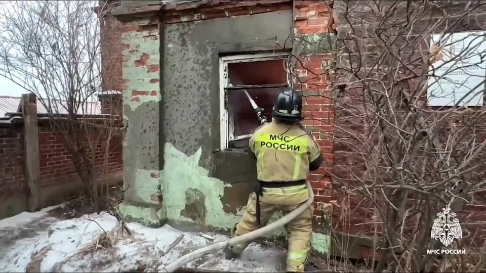 Пожарные Владивостока показали, как выглядит тушение изнутри — перед Новым годом сгорели семь квартир