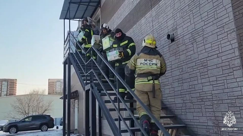 В Приморье сотрудники МЧС России поддержали волонтёров в отправке гуманитарной помощи