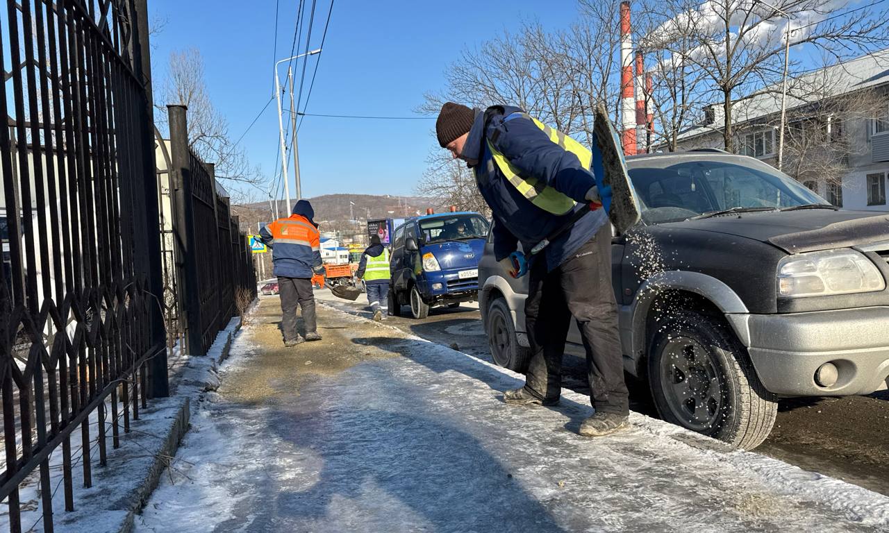 Дорожники «СГТ» продолжают уборку льда и шуги с улиц Владивостока Дорожники «СГТ» продолжают уборку льда и шуги с улиц Владивостока