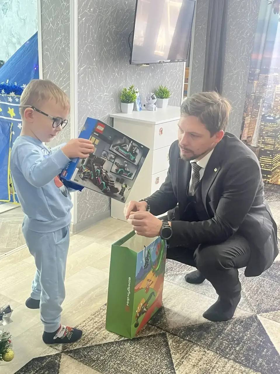 Всё больше детей из Приморского края получают заветные подарки, «загаданные» на «Ёлке желаний» Всё больше детей из Приморского края получают заветные подарки, «загаданные» на «Ёлке желаний»