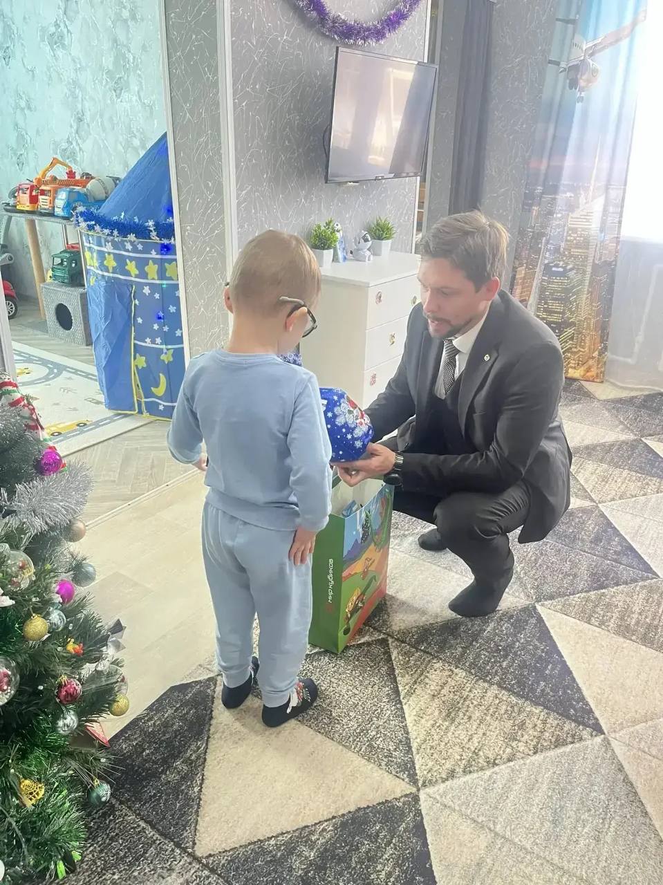 Всё больше детей из Приморского края получают заветные подарки, «загаданные» на «Ёлке желаний»