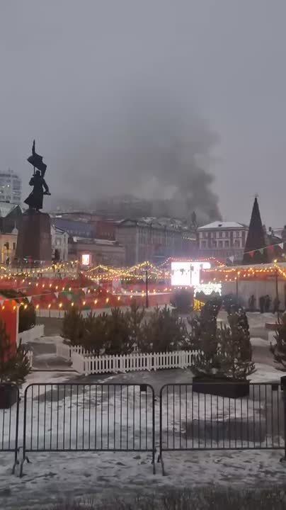 Историческое здание горит во Владивостоке