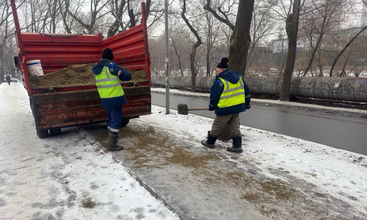Дорожники «СГТ» продолжают уборку льда и шуги с улиц Владивостока Дорожники «СГТ» продолжают уборку льда и шуги с улиц Владивостока