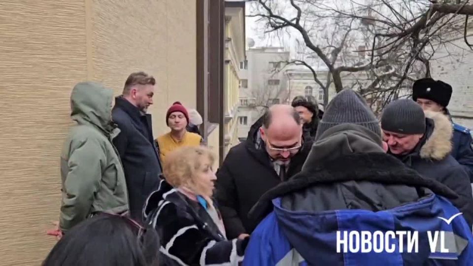 На место пожара в Почтовом переулке, где огонь уничтожает дом Элеоноры Прэй, прибыл мэр Владивостока