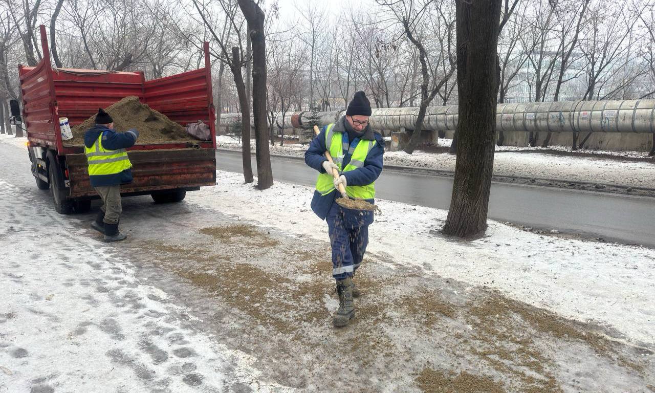 Дорожники «СГТ» продолжают уборку льда и шуги с улиц Владивостока Дорожники «СГТ» продолжают уборку льда и шуги с улиц Владивостока