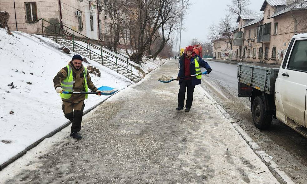 Дорожники «СГТ» продолжают уборку льда и шуги с улиц Владивостока Дорожники «СГТ» продолжают уборку льда и шуги с улиц Владивостока