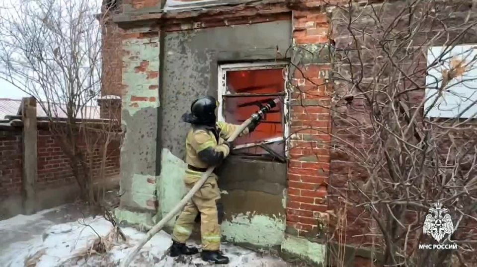 Огнеборцы МЧС России ликвидируют возгорание частных домов во Владивостоке