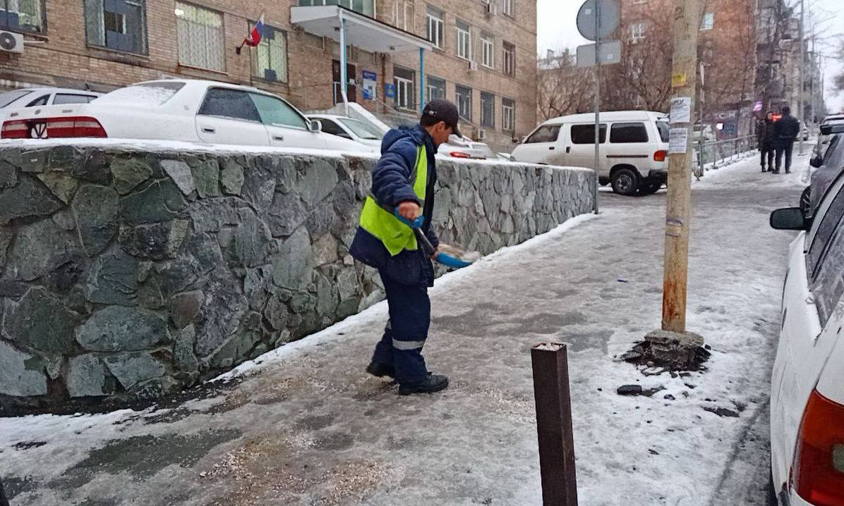 Дорожники «СГТ» продолжают уборку льда и шуги с улиц Владивостока Дорожники «СГТ» продолжают уборку льда и шуги с улиц Владивостока