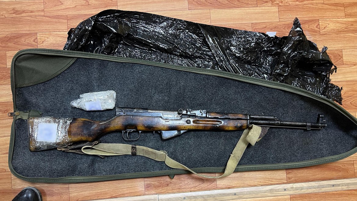 Владельцу незаконного арсенала огнестрельного оружия из села Тугур полицейские предъявили обвинение