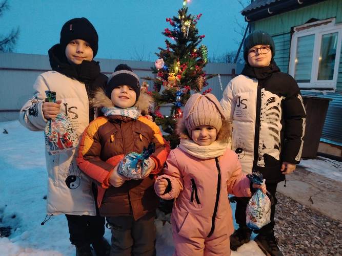 Во Владивостоке транспортные полицейские совместно с Общественным советом поздравили детей в рамках акции «Полицейский Дед Мороз» Во Владивостоке транспортные полицейские совместно с Общественным советом поздравили детей в рамках акции «Полицейский Дед Мороз»