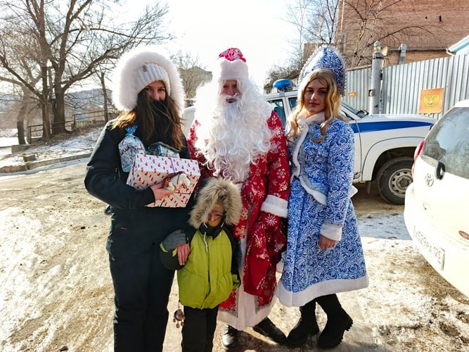 Во Владивостоке транспортные полицейские совместно с Общественным советом поздравили детей в рамках акции «Полицейский Дед Мороз»