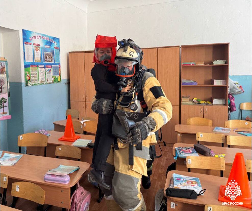 #БудниМЧС. Огнеборцы МЧС потушили условный пожар в образовательном центре Партизанска В ходе пожарно-тактических занятий огнеборцы МЧС России ликвидировали условное возгорание в образовательном центре «Кристалл»