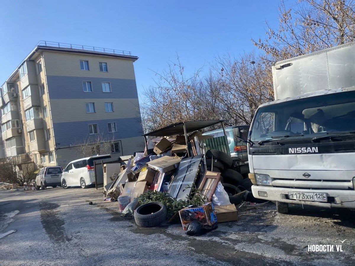 Жители Владивостока жалуются на растущие свалки во дворах Жители Владивостока жалуются на растущие свалки во дворах