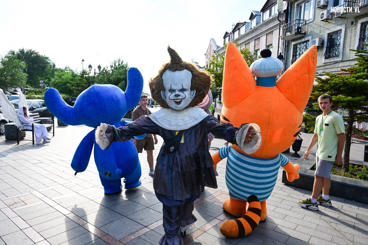 Киты и русалки, пожары, муралы и даже машины на сапах: 2025 год в 36 фотографиях Новостей VL Киты и русалки, пожары, муралы и даже машины на сапах: 2025 год в 36 фотографиях Новостей VL