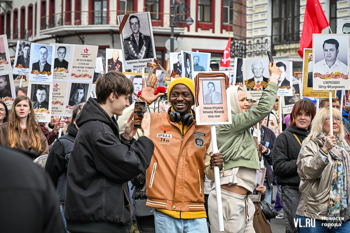 Киты и русалки, пожары, муралы и даже машины на сапах: 2025 год в 36 фотографиях Новостей VL Киты и русалки, пожары, муралы и даже машины на сапах: 2025 год в 36 фотографиях Новостей VL
