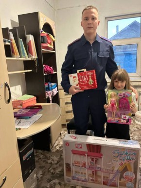 Офицеры СКР Приморья подарили новогоднее чудо ребенку из Уссурийска