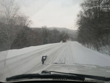 Филиал «Чугуевский» обеспечивает безопастность на дорогах, очищая их и обрабатывая противогололедными материалами: